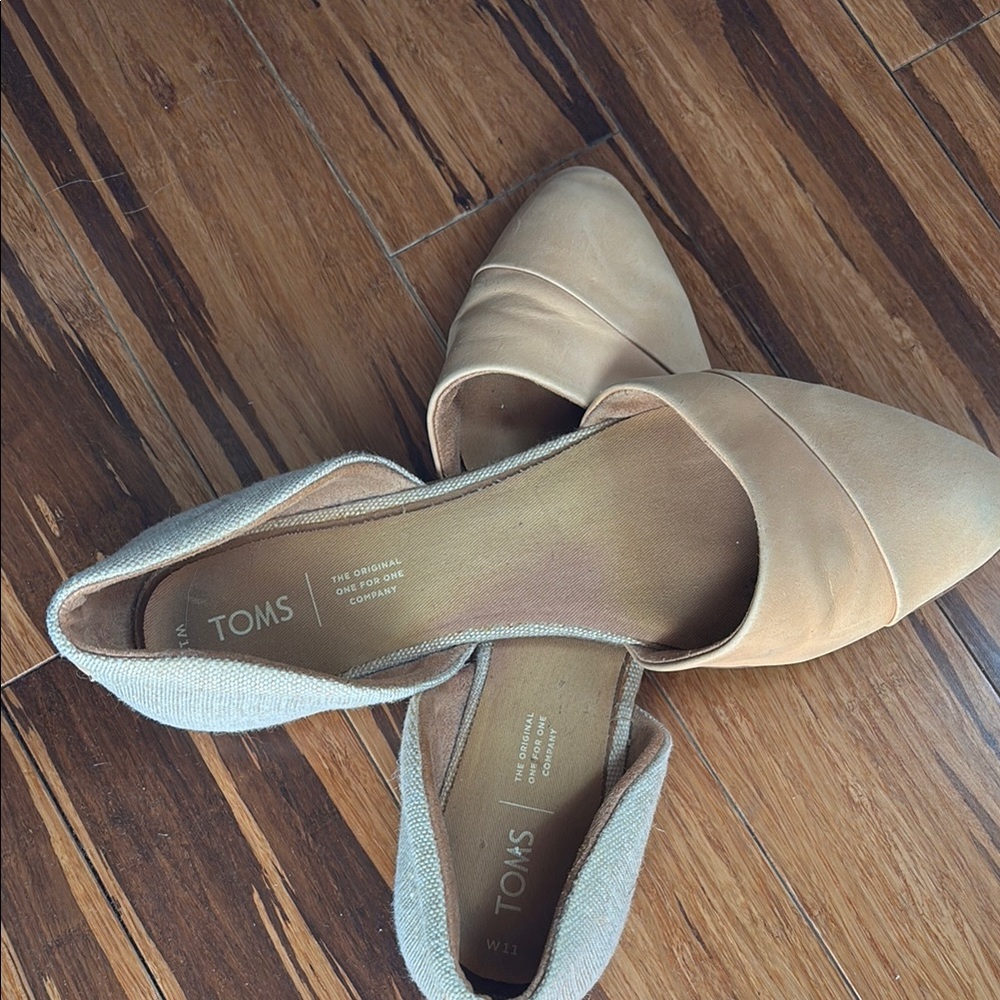 TOMS Women's Tan Flats